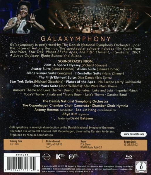 Ein DVD-Cover mit einem Bild einer Frau und eines Orchesters. Enthält Informationen über den Film.