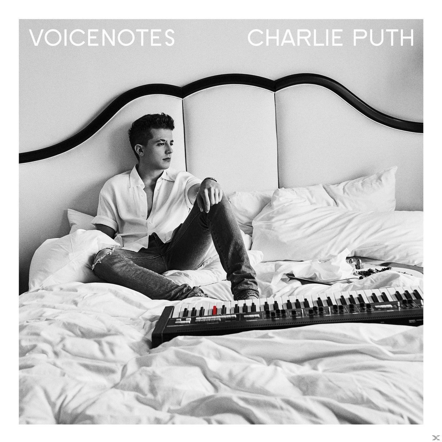 Charlie Puth op een bed met een keyboard. Albumtitel is Voicenotes.