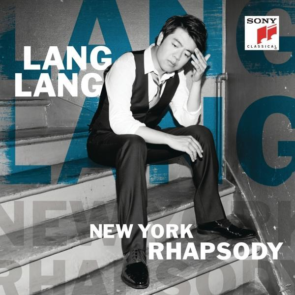 Egy férfi, Lang Lang lépcsőkön ül. A háttérben a 'New York Rhapsody' és a 'Sony Classical' feliratok láthatók.