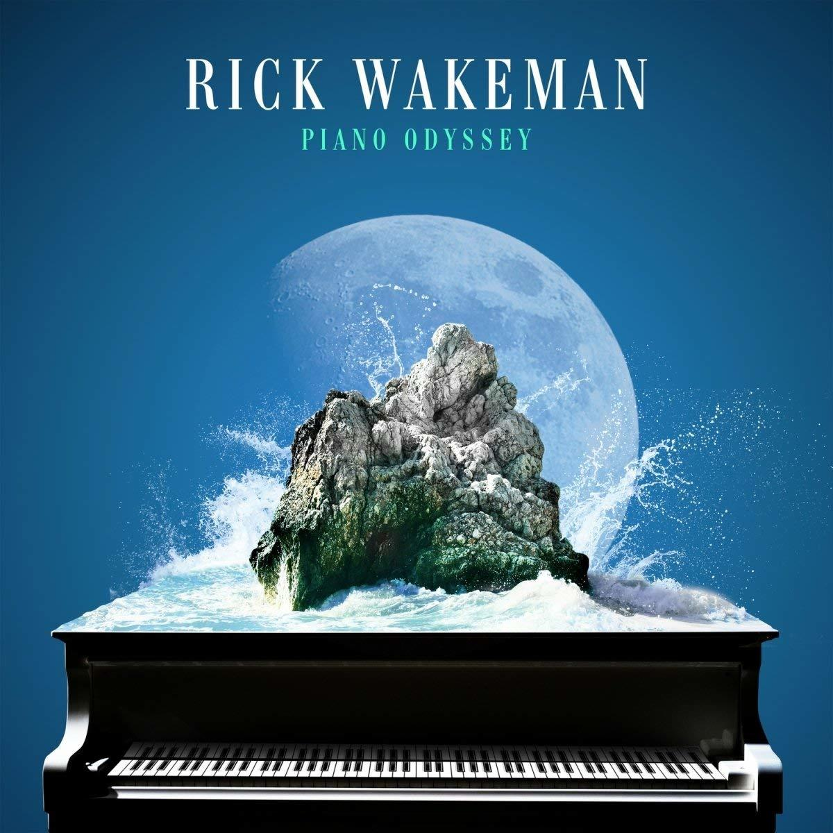 Rick Wakeman album borító. Zongora a sziklaalakzat előtt. Hold a háttérben. Kék víz és ég.