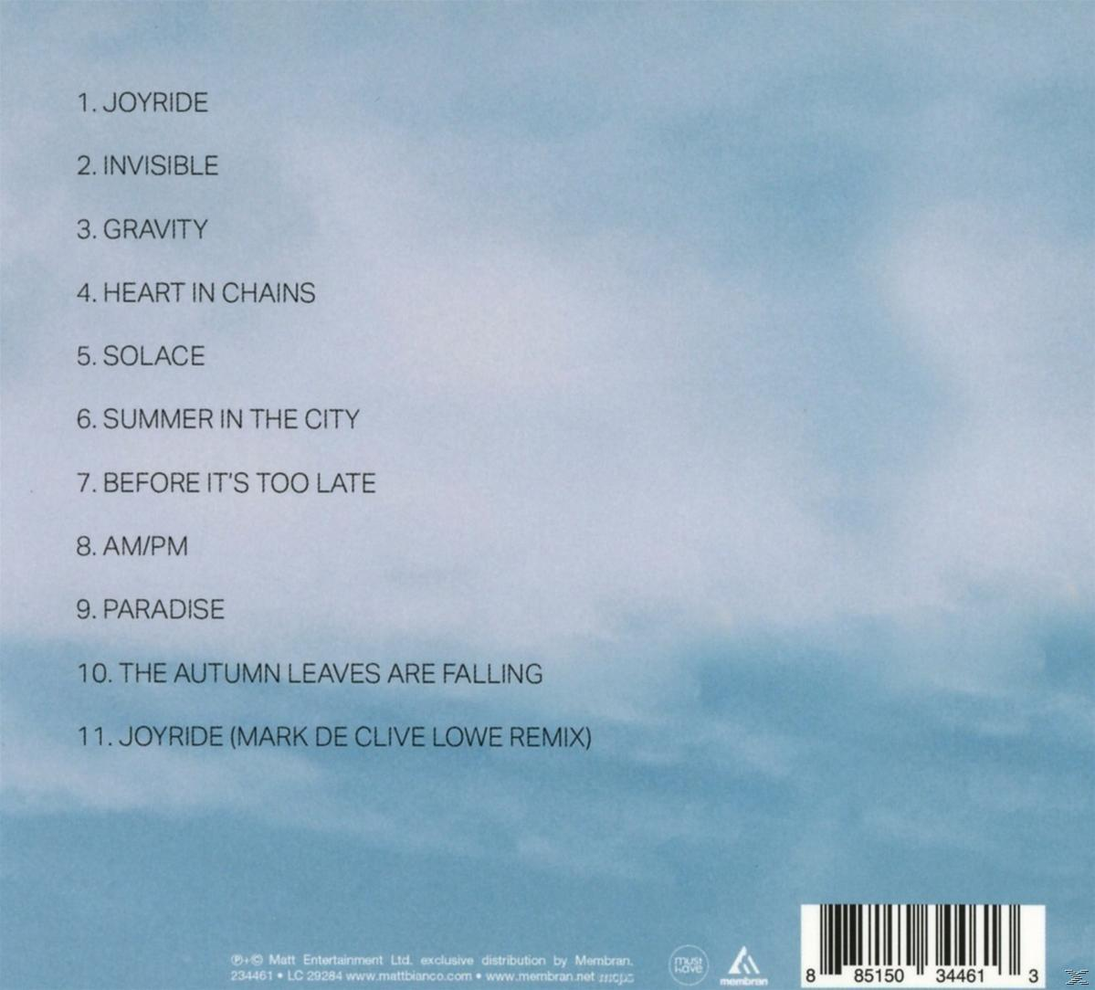 Ein Albumcover mit einer Titelliste. Der Hintergrund ist blau und der Text ist weiß.