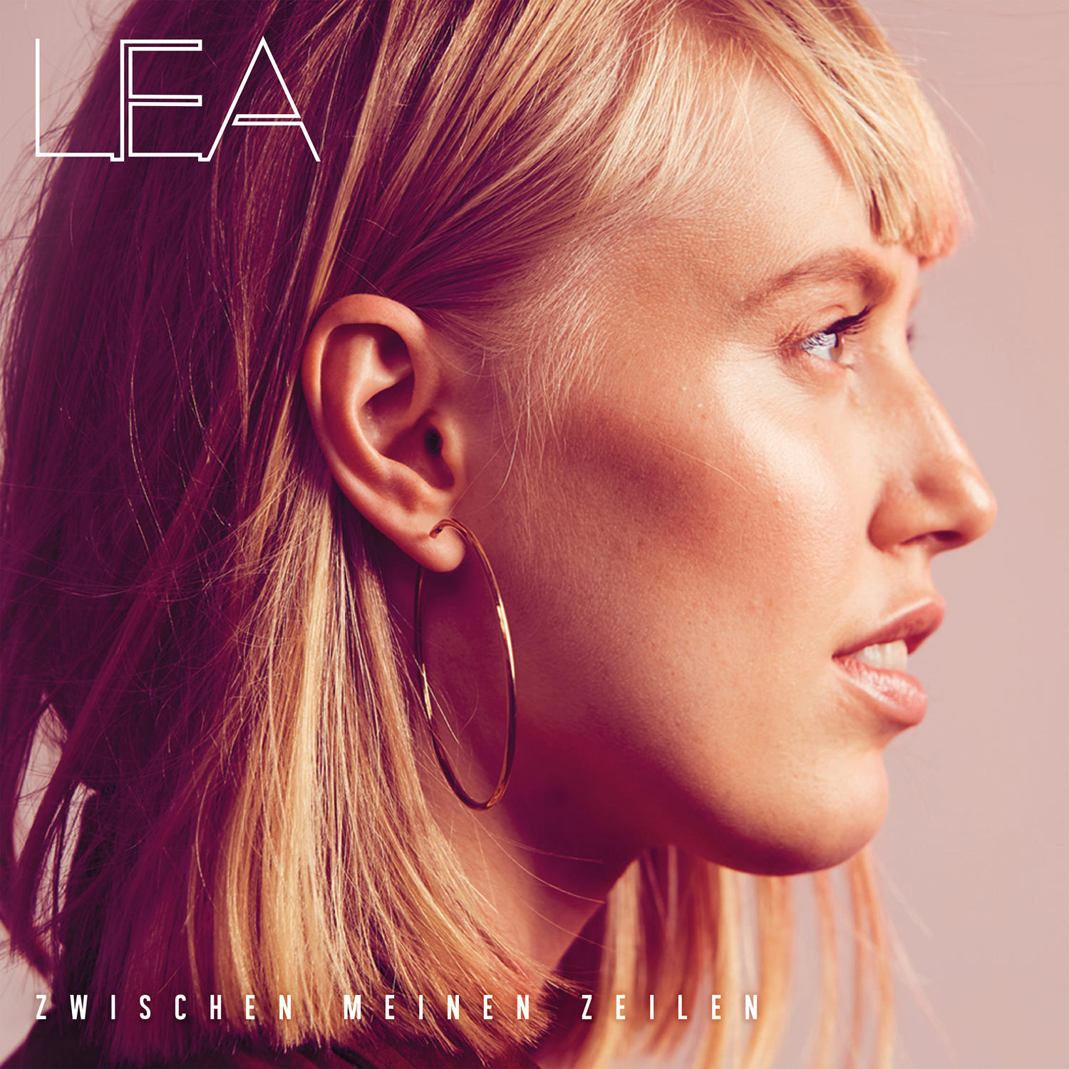Ein Albumcover mit dem Profil einer Frau mit blonden Haaren und Creolen.