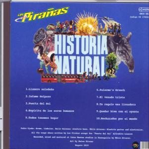 Albumcover-Art mit einer Collage aus Bildern, Text und einem Logo. Es hat einen blauen Hintergrund.