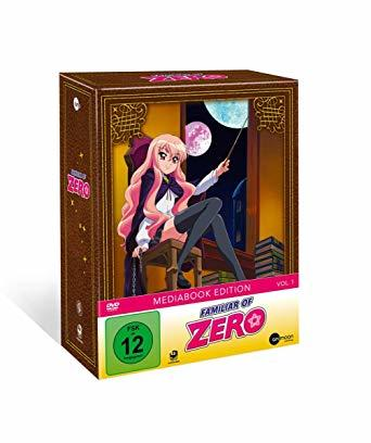 Ein Anime-Box-Set. Eine Frau mit rosa Haaren sitzt in einem Raum mit einem Mond draußen. Der Text 'Familiar of Zero' ist sichtbar.