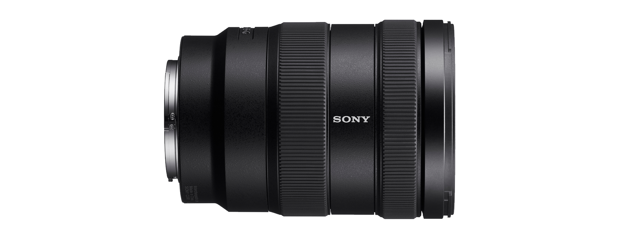 Schwarzes Sony-Kameraobjektiv mit mehreren gerippten Abschnitten vor schwarzem Hintergrund.