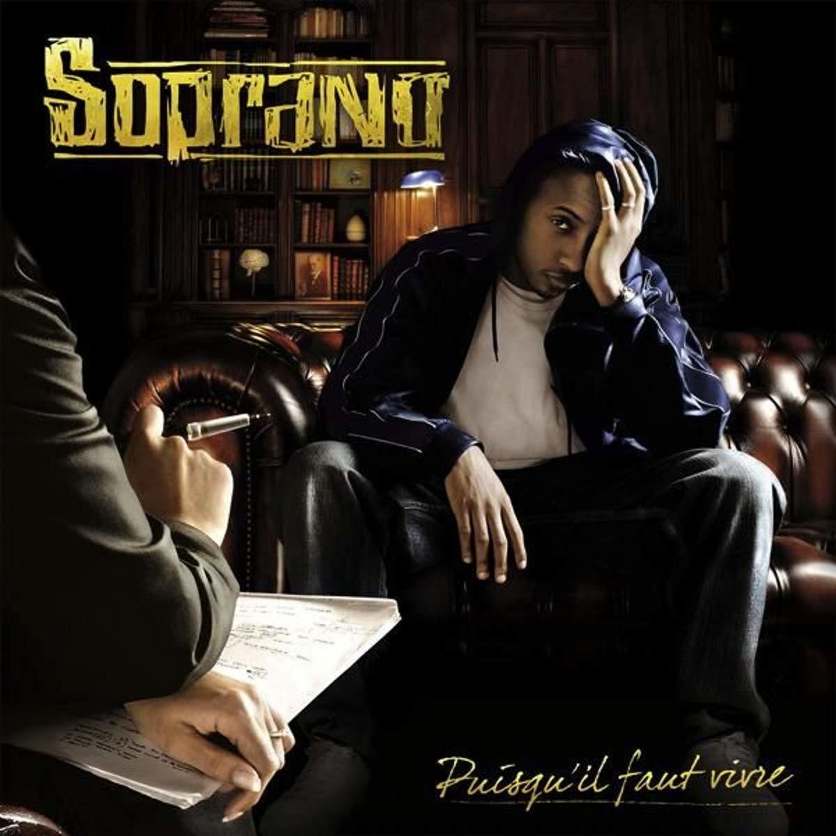 Pochette d'album avec un homme assis sur un canapé. Le titre est en or et dit Soprano.