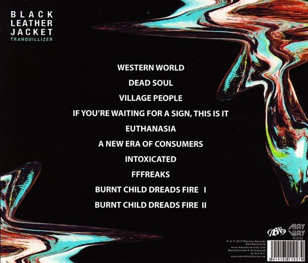 Een cd-hoes met tekst en een wervelend, kleurrijk abstract ontwerp op een zwarte achtergrond.