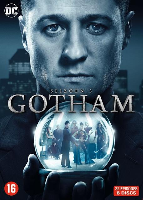 Gotham seizoen 3 dvd-cover. Een man houdt een kristallen bol vast met personages. Gezicht op de achtergrond. Beoordeling 16.