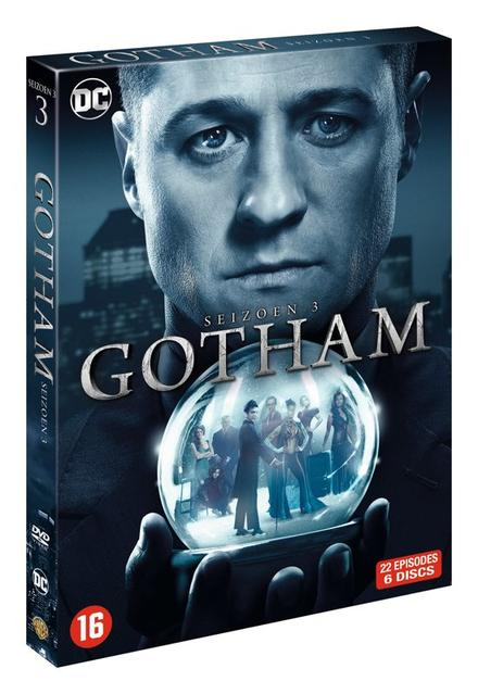 DVD-hoes van Gotham seizoen 3. Een man houdt een sneeuwbol met personages vast. Tekst: Gotham, seizoen 3, 22 afleveringen, 6 schijven. Beoordeling 16.
