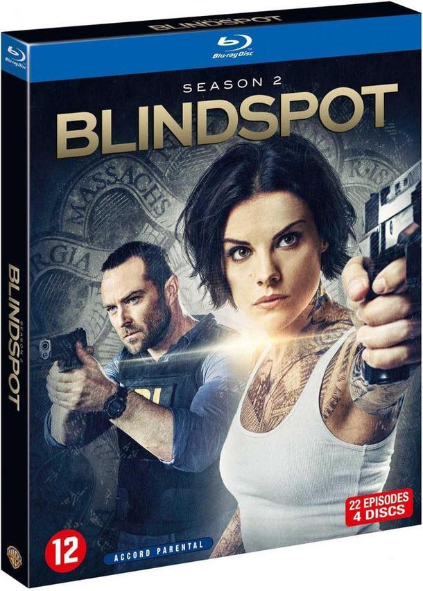DVD-hoes van Blindspot Seizoen 2. Vrouw met tatoeages houdt twee geweren vast.
