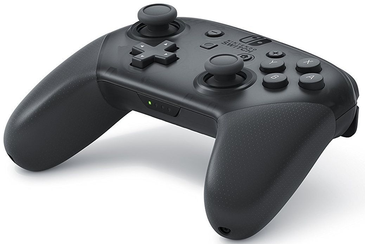 Manette Pro noire Nintendo Switch. Elle possède deux joysticks, des boutons et une croix directionnelle. Le corps est noir.