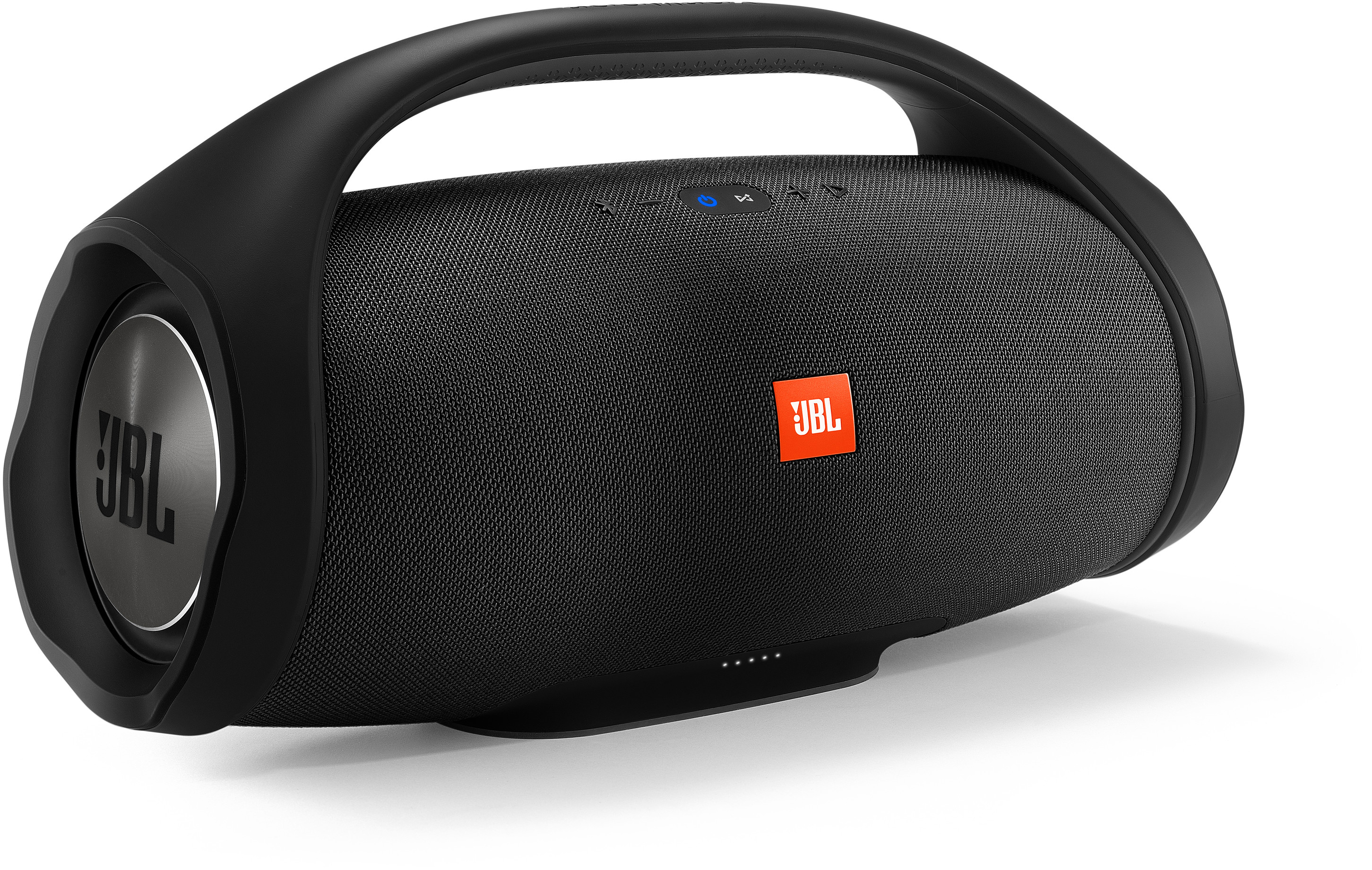 Ein großer, schwarzer JBL-Lautsprecher mit silberner Lautsprecherabdeckung auf der linken Seite und rotem JBL-Logo.