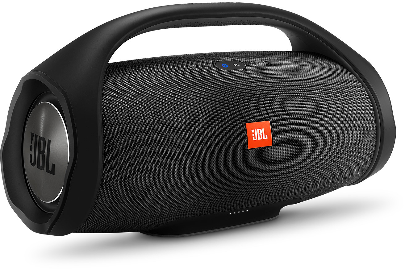 Schwarzer JBL-Boombox, silberner Lautsprechergrill, orangefarbenes Logo, schwarzer Griff und Bedienelemente.