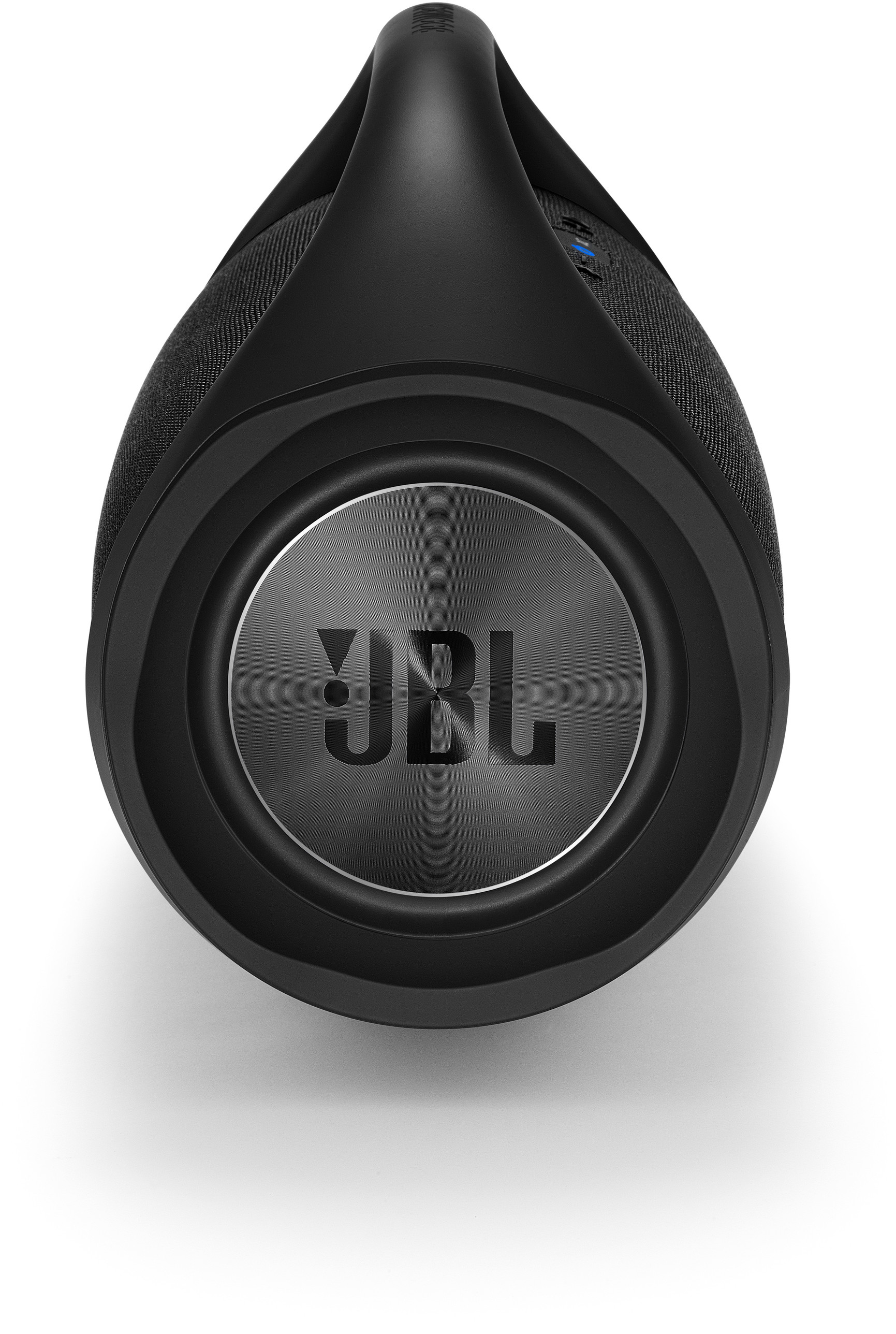 Schwarzer JBL-Lautsprecher. Runde Form mit einem Metallmittelteil. Hat einen Griff oben. Der Lautsprecher ist auf weißem Hintergrund.