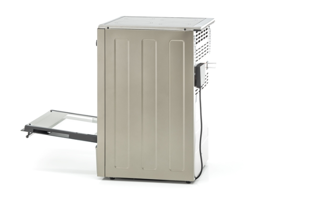 Seitenansicht eines silber-schwarzen Ofens mit Glastür und schwarzem Netzkabel.