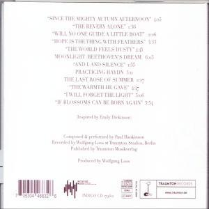 Rückseite einer CD-Hülle mit einer Titelliste und anderem Text in hellvioletter Farbe.