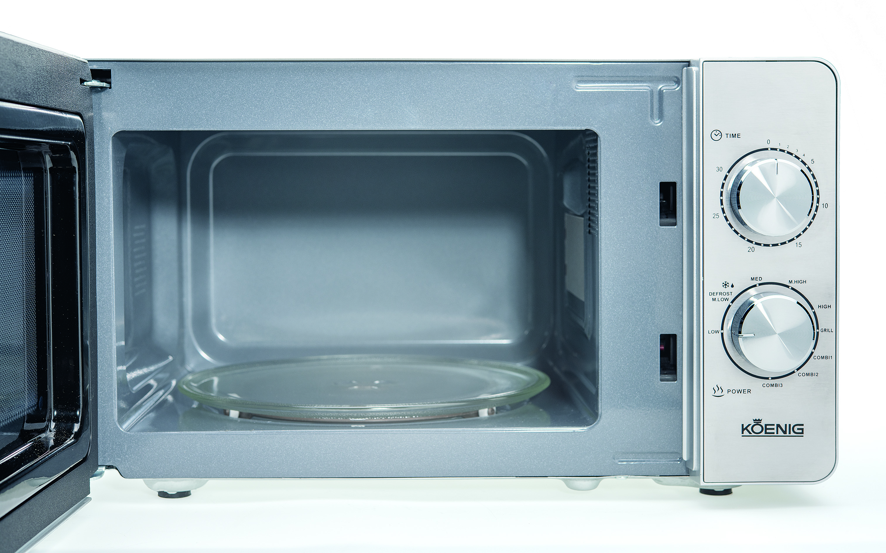 Un forno a microonde aperto che mostra l'interno con un piatto di vetro e un pannello di controllo.