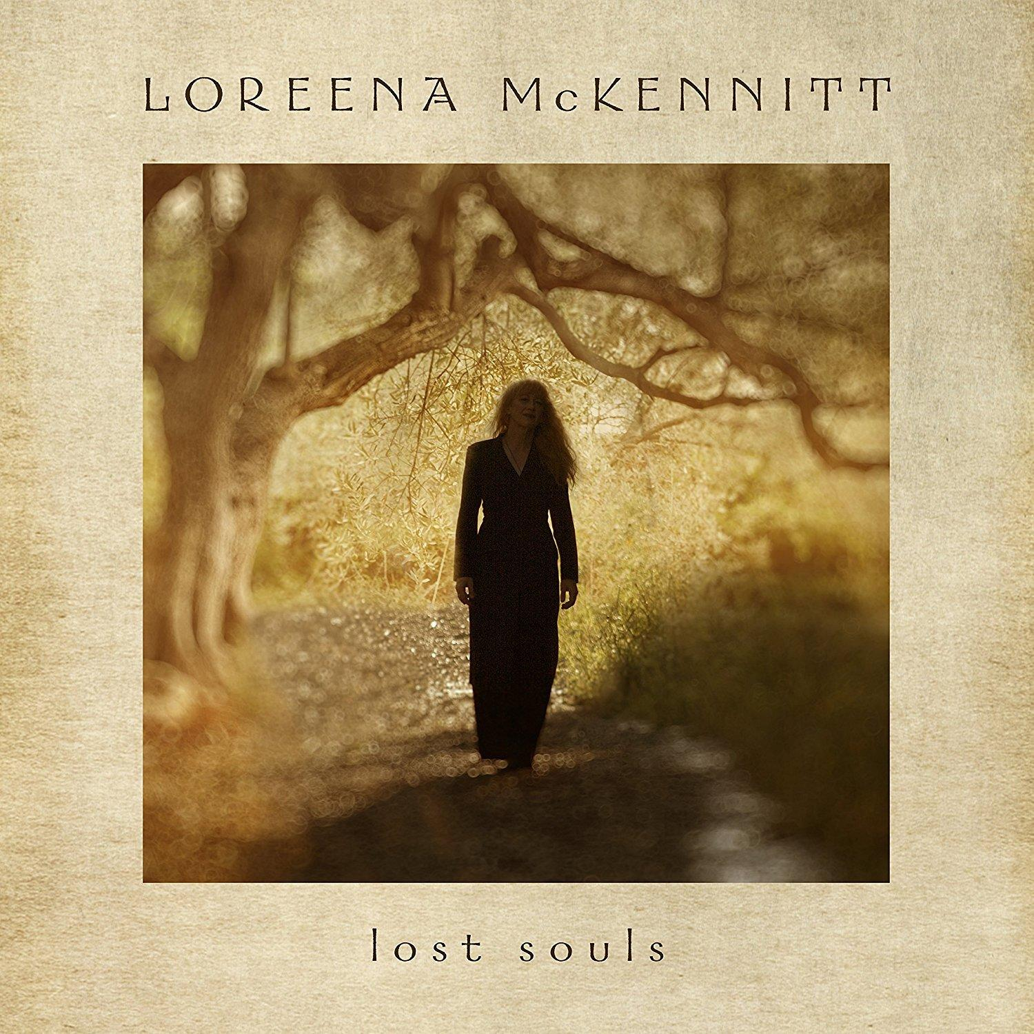 Fekete ruhás nő sétál egy ösvényen, fákkal körülvéve. A 'Lost Souls' album borítója, Loreena McKennitt.