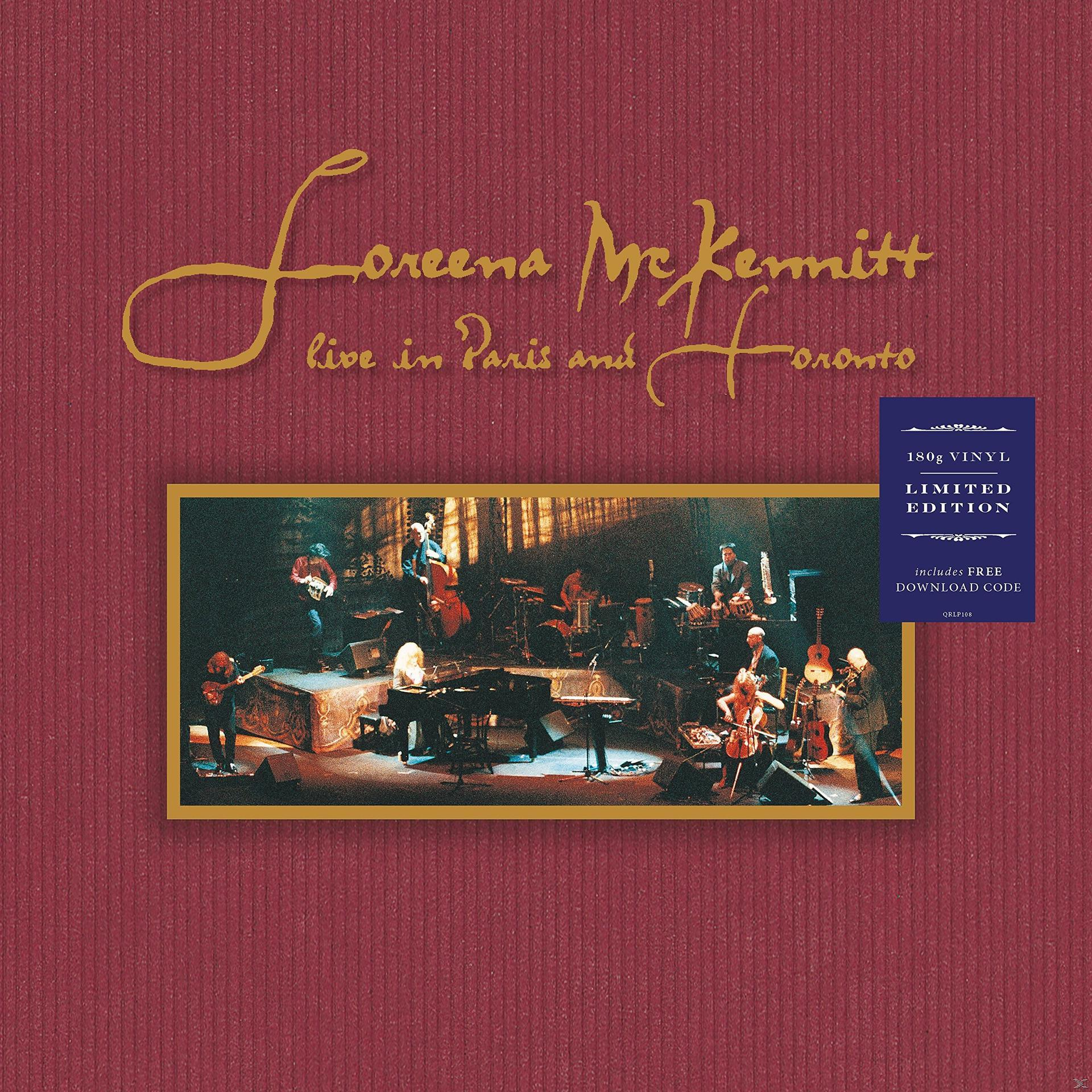 Loreena McKennitt albumborító. Élesben a színpadon zenészekkel. Arany szöveg piros háttéren.