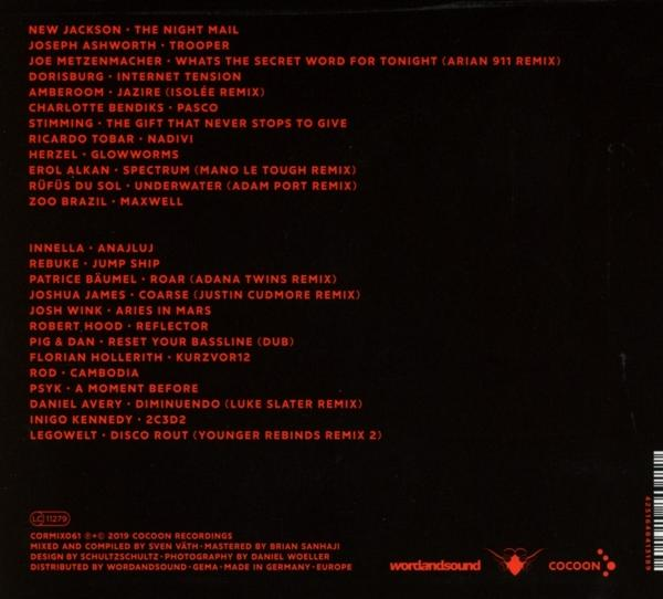 Dos d'un CD de musique avec liste des pistes. Texte rouge et blanc sur fond sombre.