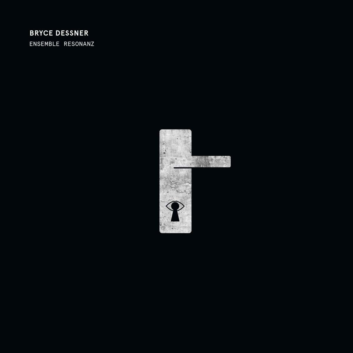 Couverture d'album : poignée de porte avec trou de serrure et œil sur fond noir. Texte : Bryce Dessner, Ensemble Rezonanz.