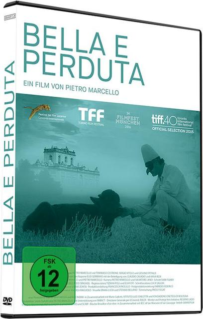 DVD-Cover eines Films. Menschen auf einem Feld, mit einem Gebäude im Hintergrund. Grüne und blaue Farbtöne.