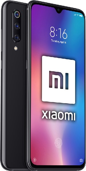 Un teléfono Xiaomi negro con una pantalla grande, que muestra el logotipo de Xiaomi y la hora, y otros dos teléfonos.