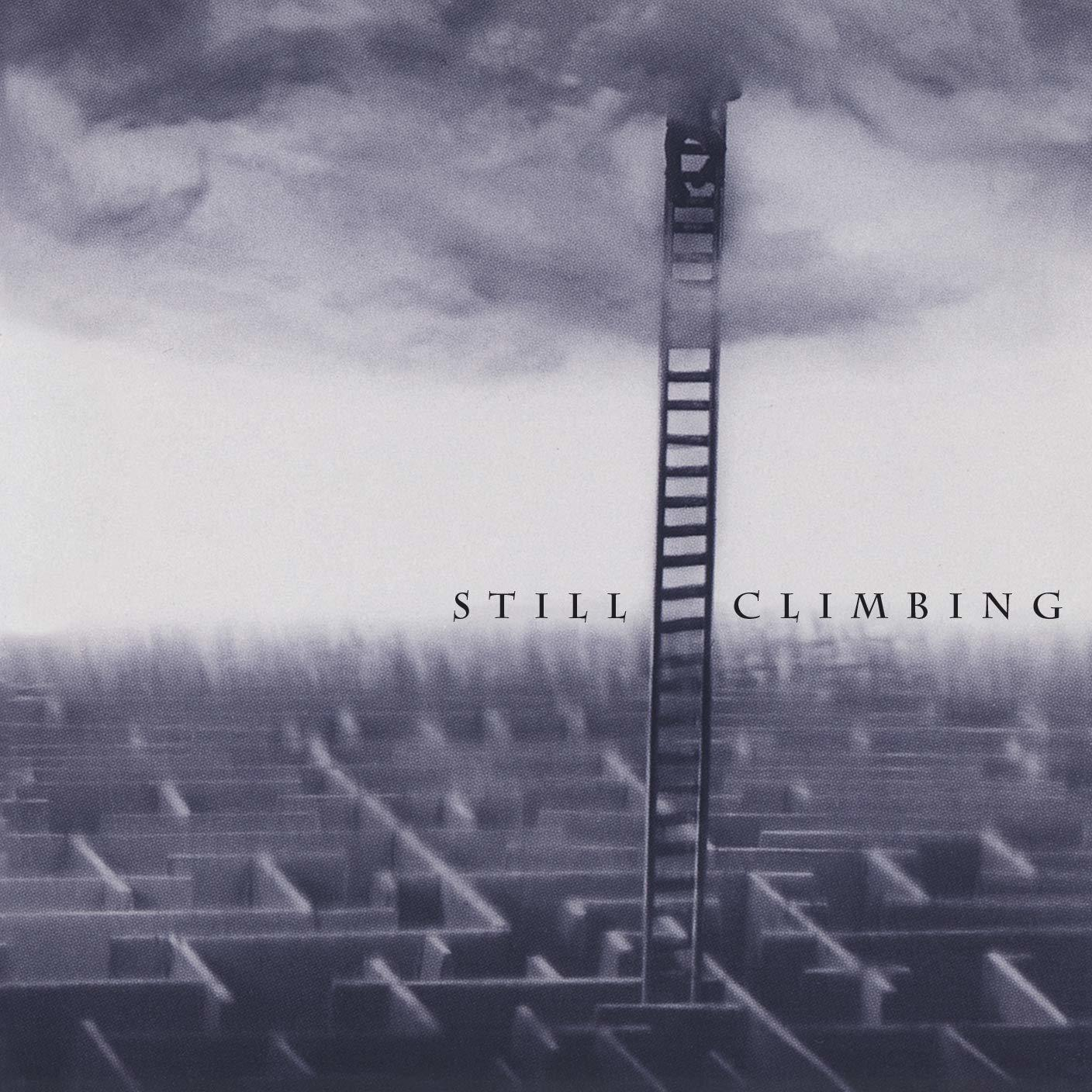 Bild einer Leiter, die in Wolken über einem Labyrinth aufsteigt, mit den Worten 'Still Climbing'.