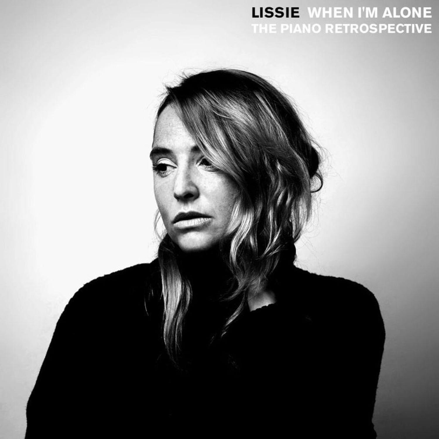 Lissie, blickt weg. Albumcover: When I'm Alone The Piano Retrospective.