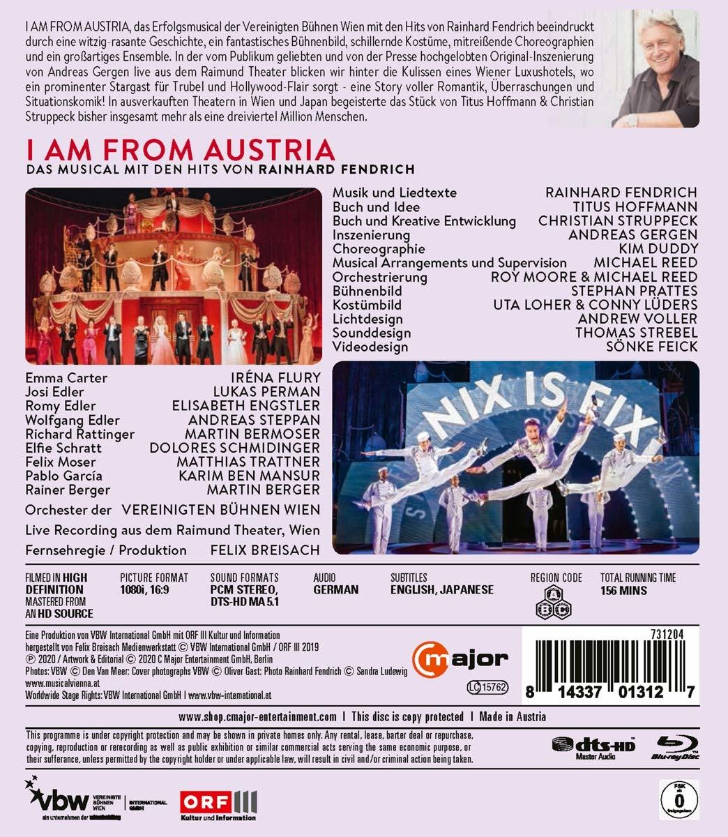 Musicaltheater-Poster auf Deutsch mit Schauspielern und dem Titel 'I Am From Austria'. Bühnenbild sichtbar.