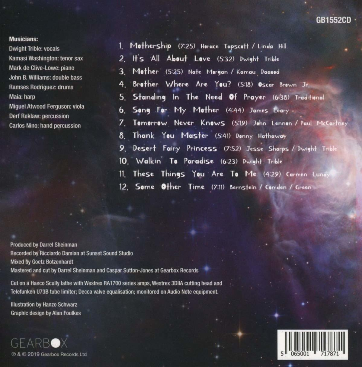 CD-hoes met tekst en een ruimte-thema achtergrond, tracklist en credits op de achterkant.