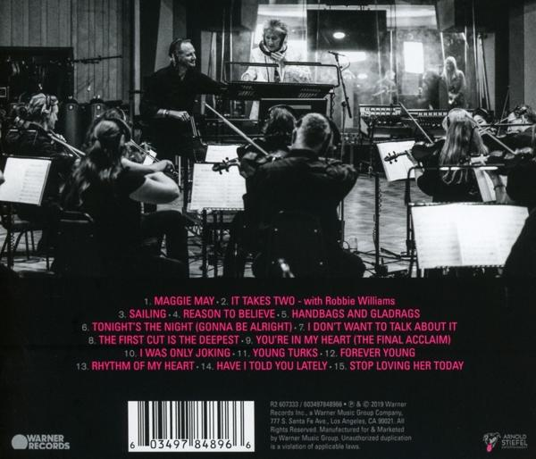 Zwart-witfoto van een orkest. Muzikanten bespelen instrumenten op een podium.