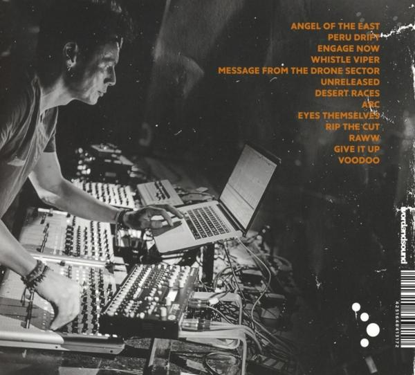 Ein Mann sitzt an einem Mischpult mit einem Laptop. Text auf der Rückseite des Albums.