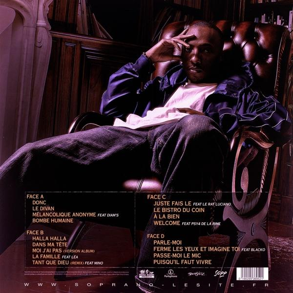 Albumcover mit einem Mann, der in einem Stuhl mit einem Buch sitzt.