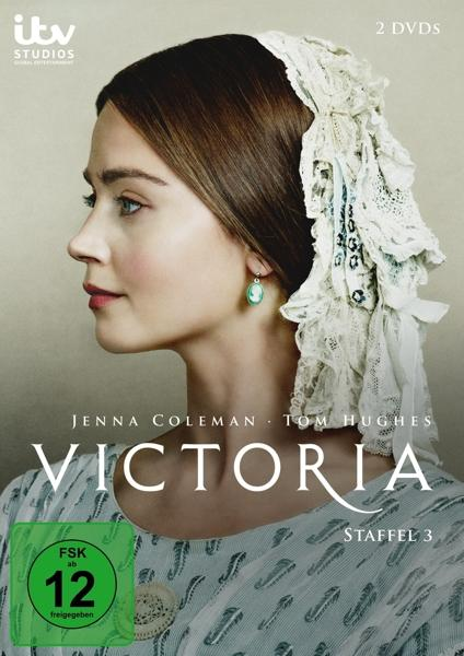 Filmcover von Victoria. Jenna Coleman im Profil mit Spitzenkopfschmuck. Grünes Bewertungssymbol.