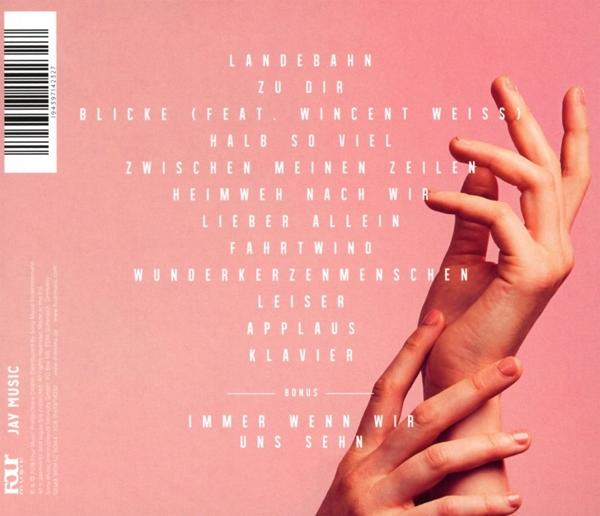 Die Rückseite eines Albums mit Songtiteln und einer Hand, die einen rosa Hintergrund hält.