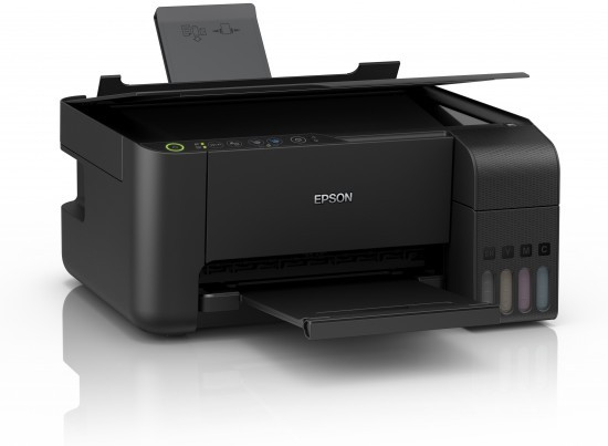Impresora Epson negra con bandeja de papel abierta y cartuchos visibles. Fondo blanco.