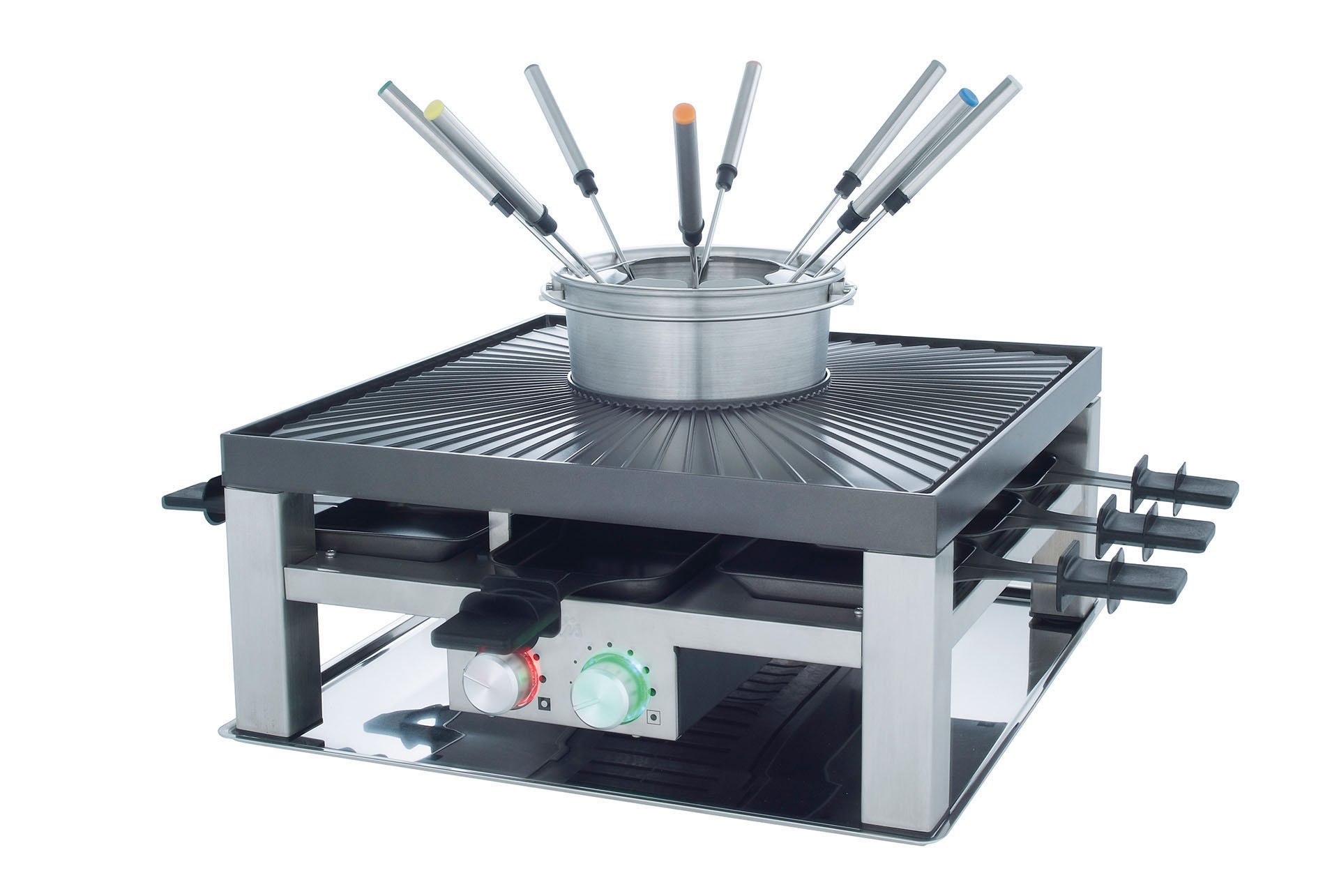 Fondue-Set mit Topf, Gabeln und Grill auf weißer Oberfläche.