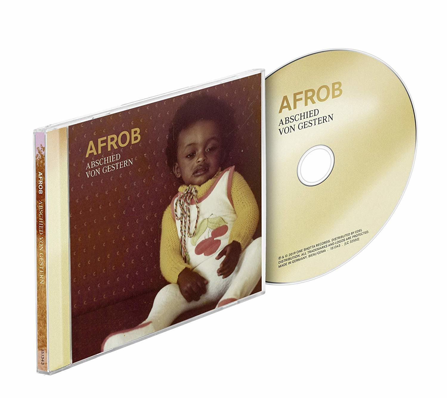 Eine CD-Hülle mit einem Bild eines Kindes. Die CD ist aus der Hülle. Der Hintergrund ist weiß.