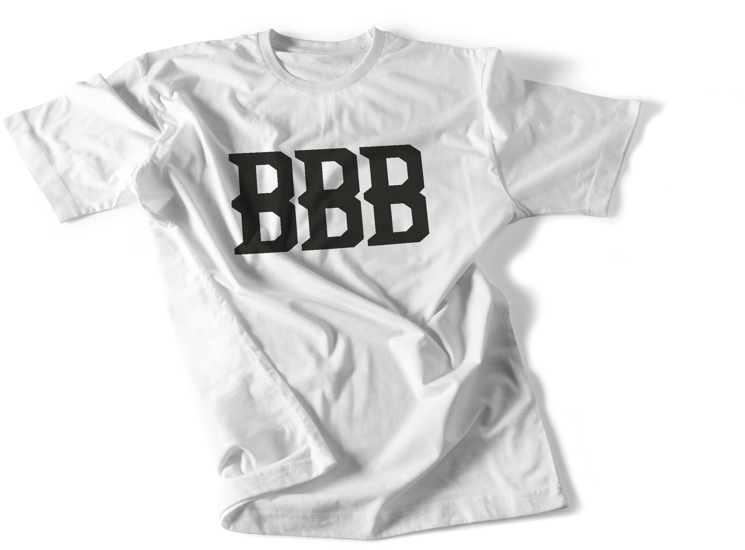 Weißes T-Shirt mit den Buchstaben „BBB“ in Schwarz auf weißem Hintergrund.