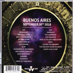 Albumcover mit Text und Trackliste in einem goldgerahmten Kreisdesign.