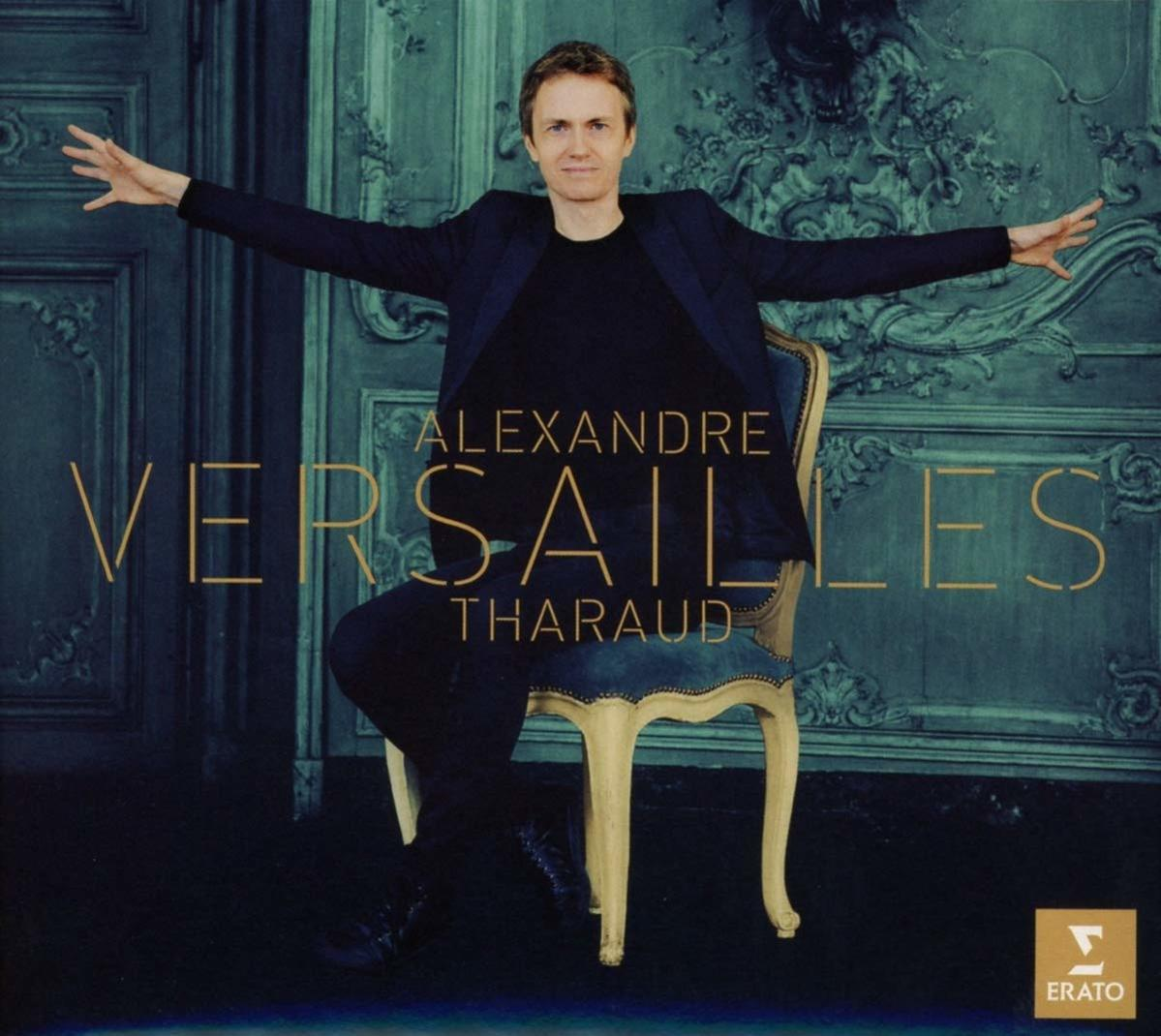 Pochette d'album. Un homme en costume noir est assis sur une chaise, les bras grands ouverts. Titre: Versailles, artiste: Alexandre Tharaud.