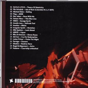 CD achterkant met tracklist en artiestennamen. Bruin en oranje abstract ontwerp.