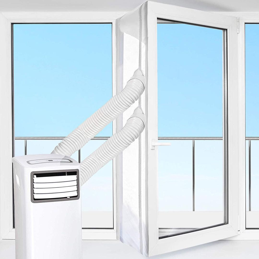 Ein weißes tragbares Klimagerät mit zwei flexiblen Schläuchen, die durch ein offenes Fenster verlaufen.