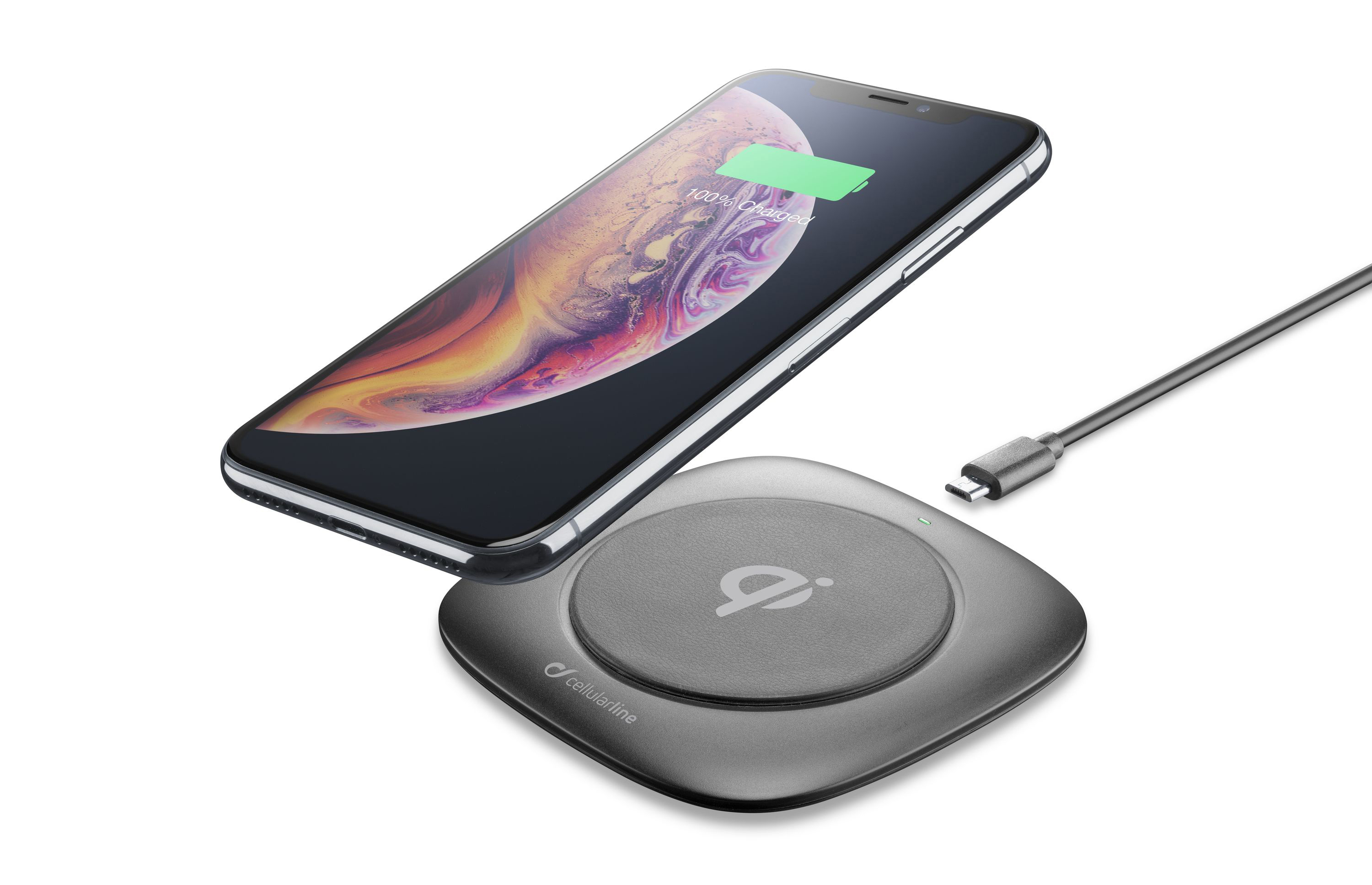 Smartphone auf einem kabellosen Ladegerät. Das Telefon zeigt eine Ladeanzeige. Weißer Hintergrund.