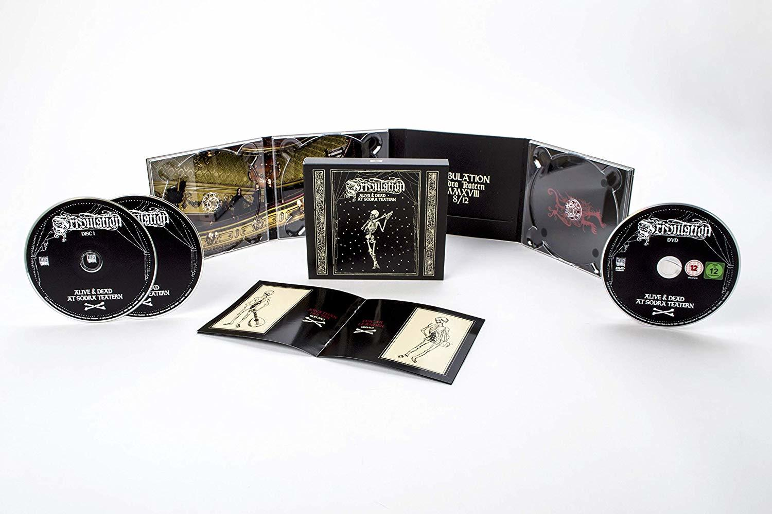 Album-Set mit mehreren schwarzen CDs und einem Booklet vor weißem Hintergrund.