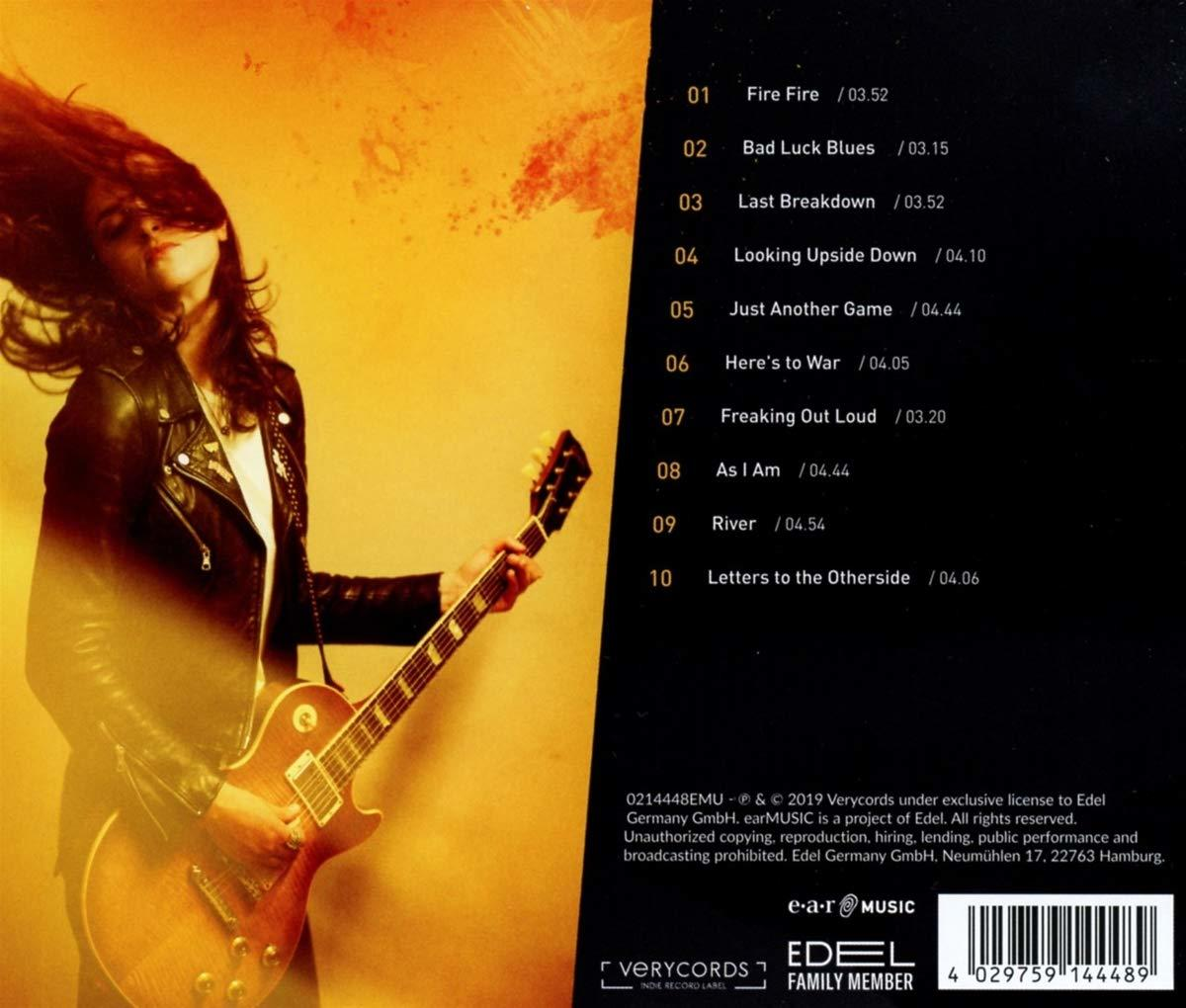 Frau spielt Gitarre auf Albumcover. Roter und gelber Hintergrund, Album-Trackliste rechts.