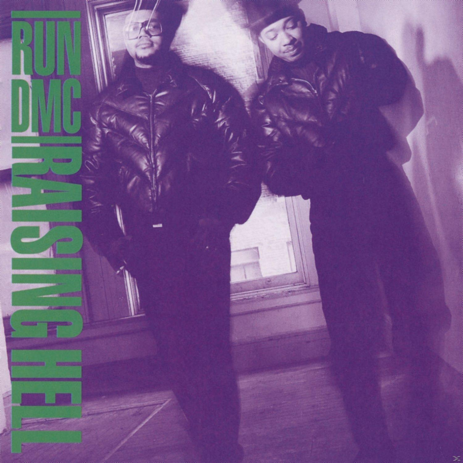 A 'Raising Hell' albumborító a Run-DMC-től. Két bőrdzsekis férfit ábrázol, a 'Raising Hell' felirattal.