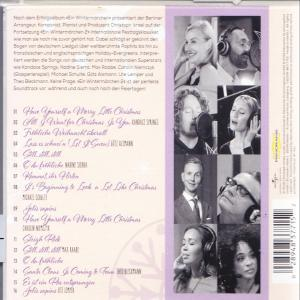 Die Rückseite einer CD-Hülle mit Text und Bildern von Sängern in einem Studio.
