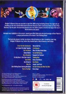 Egy DVD tok hátlapja számlistával. Vannak képek a zenekar tagjairól és szöveg a koncertről.